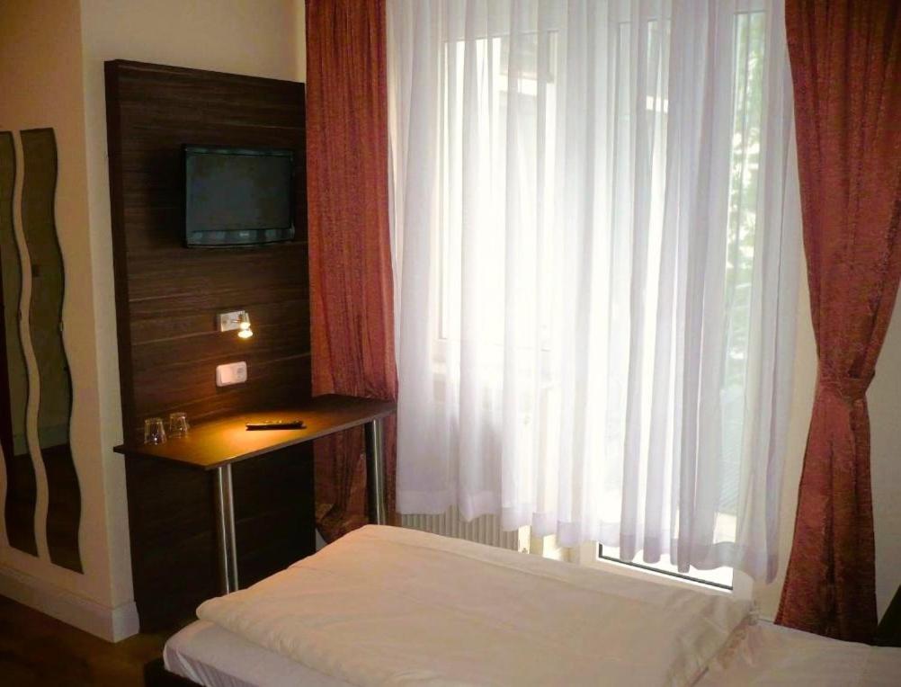 Hotel Ariana Кельн Екстер'єр фото