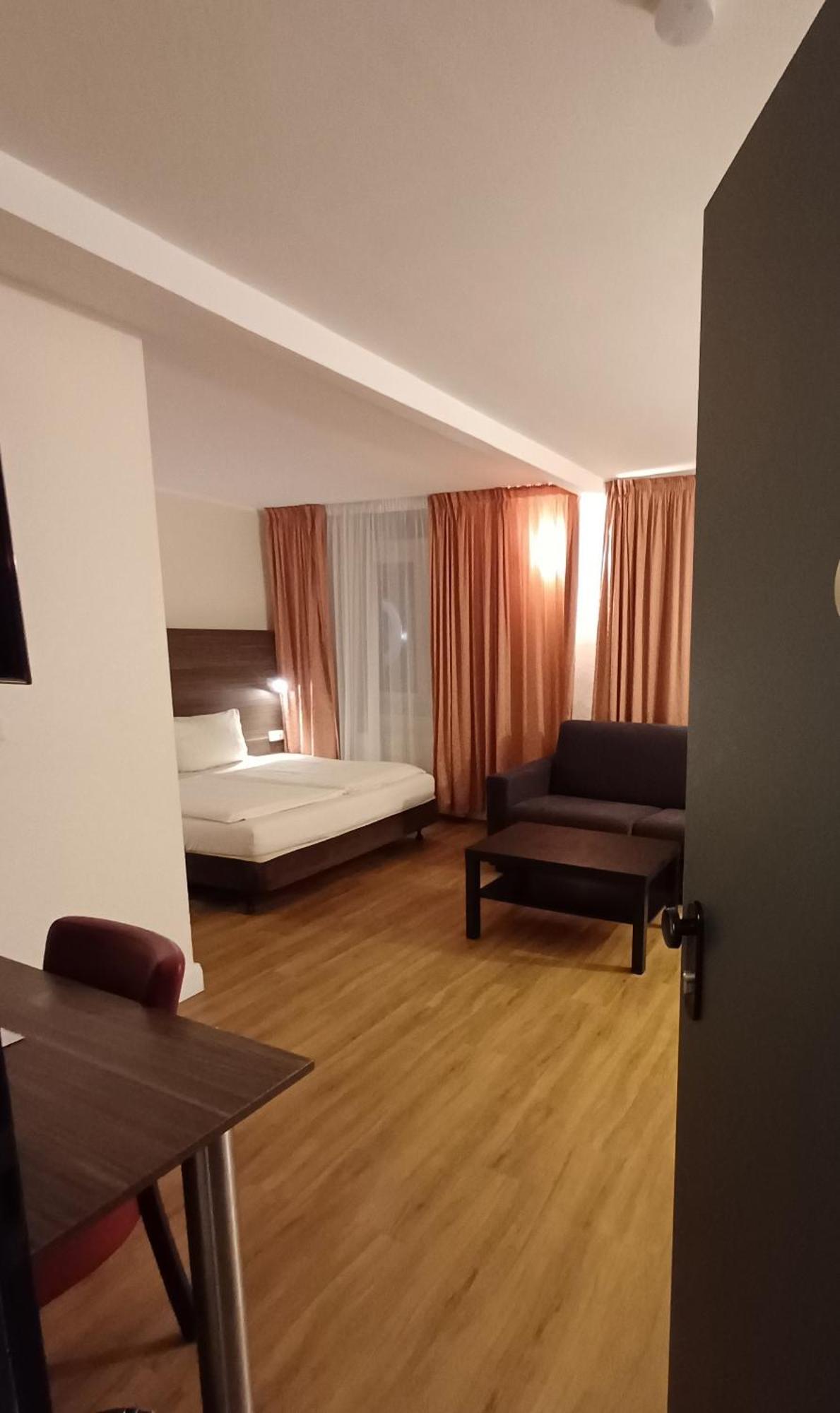 Hotel Ariana Кельн Екстер'єр фото